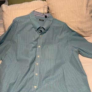 Izod men’s long sleeve shirt. Size 3XL. 100% cotton. Aqua and white checked.